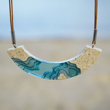 Lagoon curved beach necklace